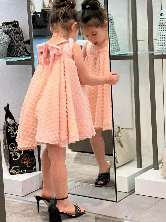 Nhóc tì Vbiz mê giày cao gót của mẹ: Con gái Khánh Thi như fashionista
