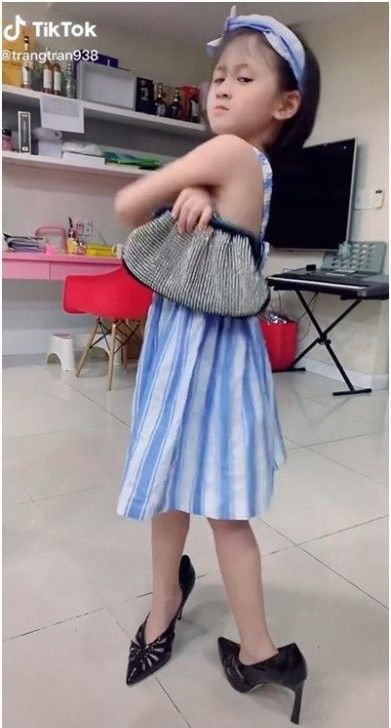 Nhóc tì Vbiz mê giày cao gót của mẹ: Con gái Khánh Thi như fashionista