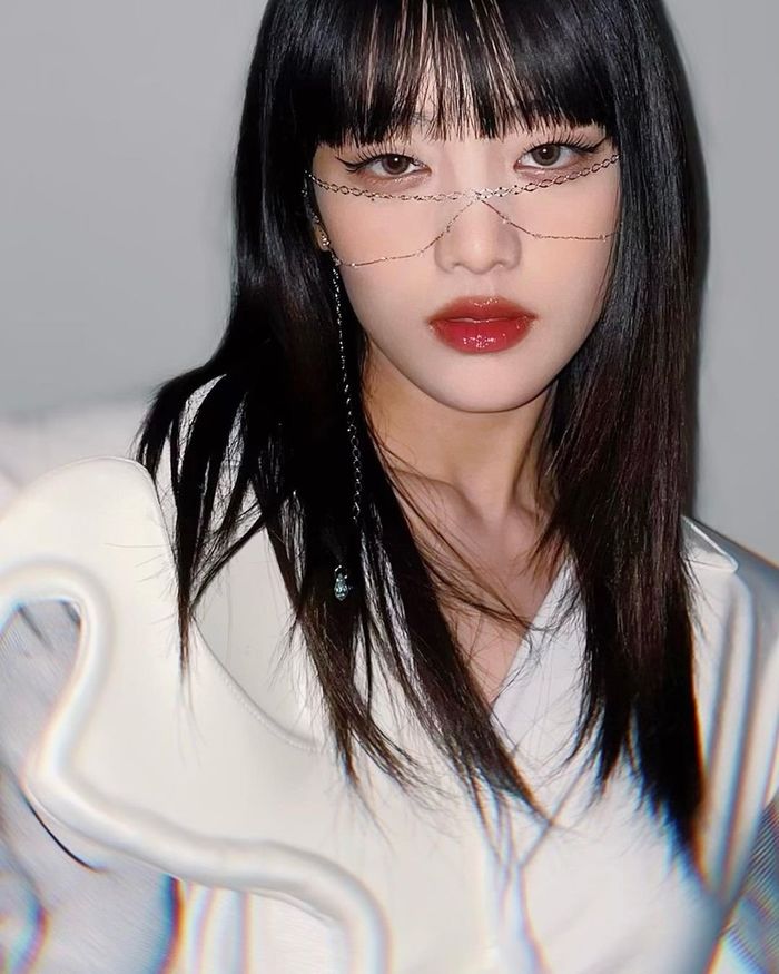Loạt idol Kpop lăng xê xu hướng face chain: Yeji cân mọi phong cách