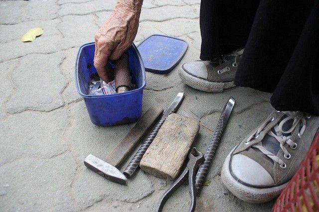 Cụ bà U90 kinh nghiệm 60 năm cắt tóc ở vỉa hè: Phải xếp hàng, bốc số