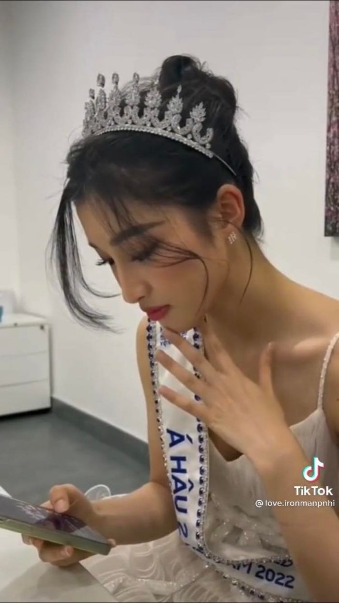 Ảnh hot sao Việt 20/8: Phương Nhi đi sự kiện vẫn cày view cho idol