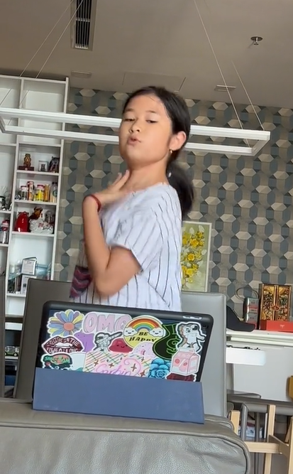 Ái nữ 10 tuổi nhà Huy Khánh gây sốt khi cover cả bài mới của BlackPink