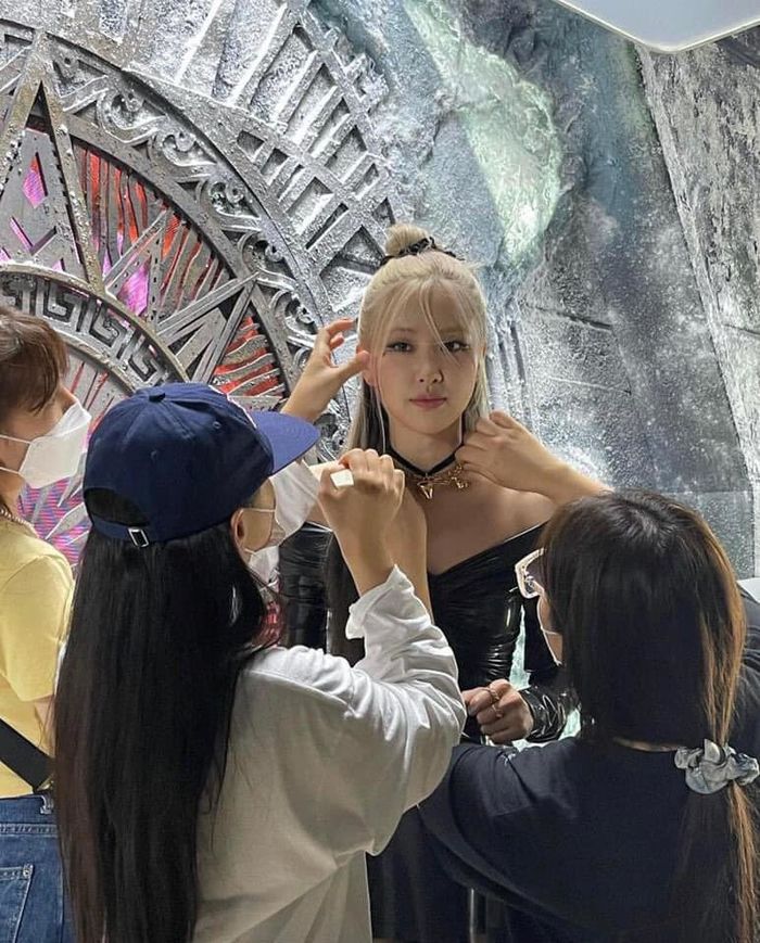 Ảnh hậu trường Pink Venom: Lisa ngồi ngắm Jisoo gảy đàn