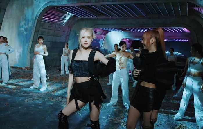 Ảnh hậu trường Pink Venom: Lisa ngồi ngắm Jisoo gảy đàn