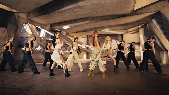 Ảnh hậu trường Pink Venom: Lisa ngồi ngắm Jisoo gảy đàn