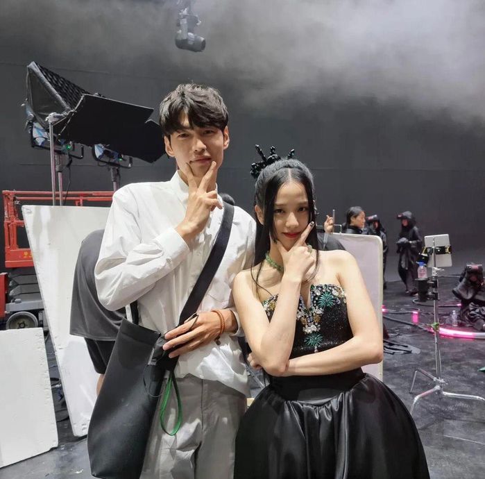 Ảnh hậu trường Pink Venom: Lisa ngồi ngắm Jisoo gảy đàn