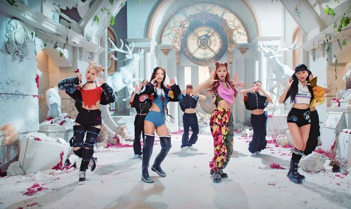 Ảnh hậu trường Pink Venom: Lisa ngồi ngắm Jisoo gảy đàn