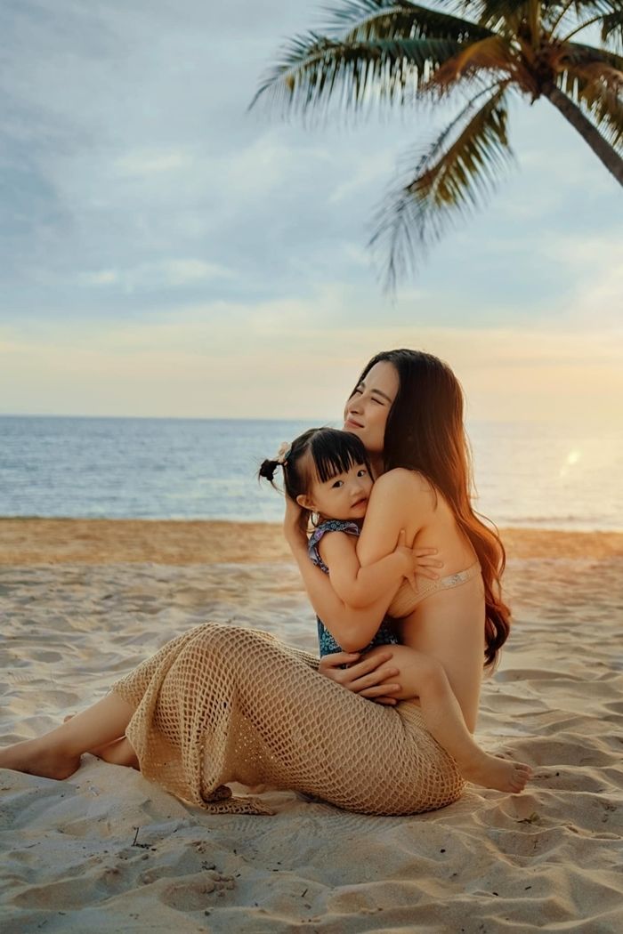 Ảnh hot sao Việt 11/8: Lộ diện 2 mẫu váy dạ hội chung kết của Nam Em