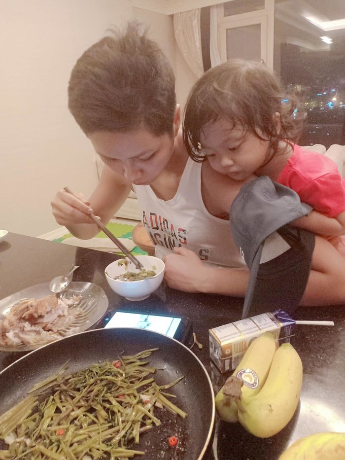 Ảnh hot sao Việt 22/8: NS Tự Long làm tiệc đầy tháng cho quý tử