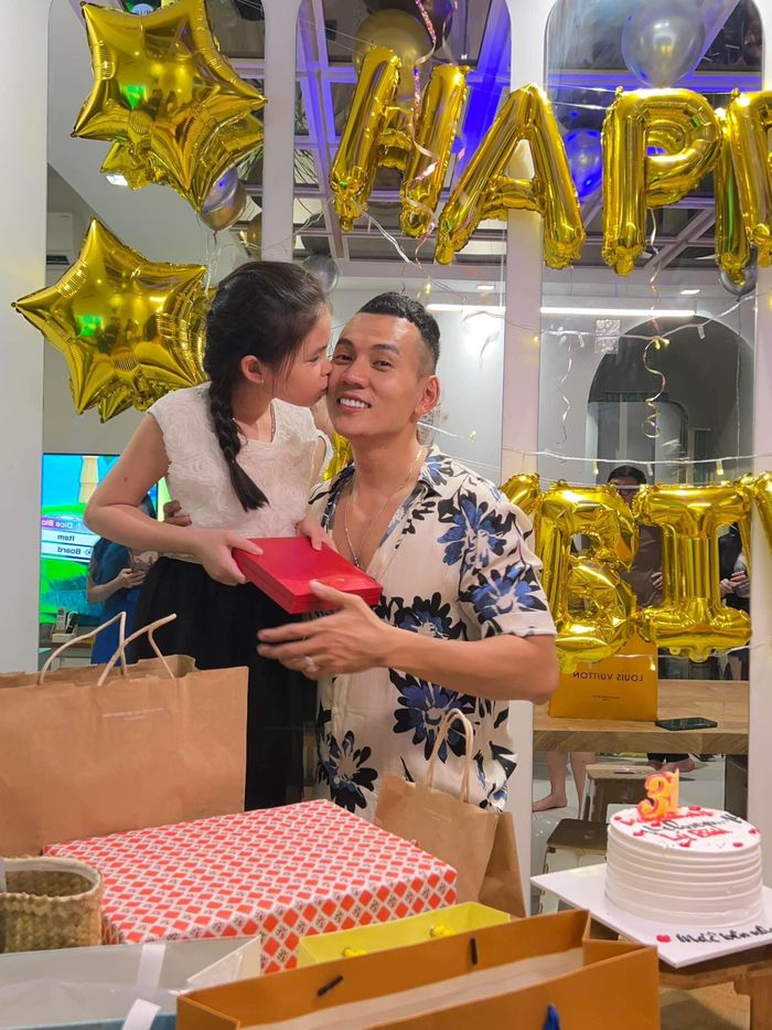 Ảnh hot sao Việt 27/8: Phương Trinh Jolie mặc bạo mừng sinh nhật chồng