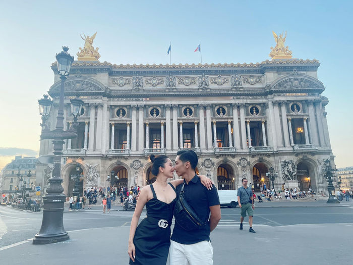 Ảnh hot sao Việt 31/8: Khánh Thi - Phan Hiển tình tứ ở Paris