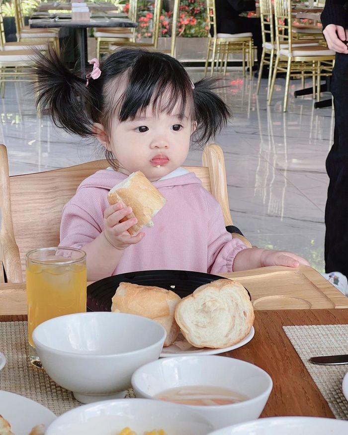 Ảnh hot sao Việt 31/8: Khánh Thi - Phan Hiển tình tứ ở Paris
