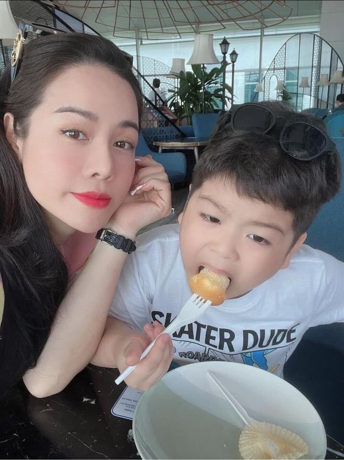 Ảnh hot sao Việt 4/8: Nhật Kim Anh và chồng cũ đưa con đi Singapore