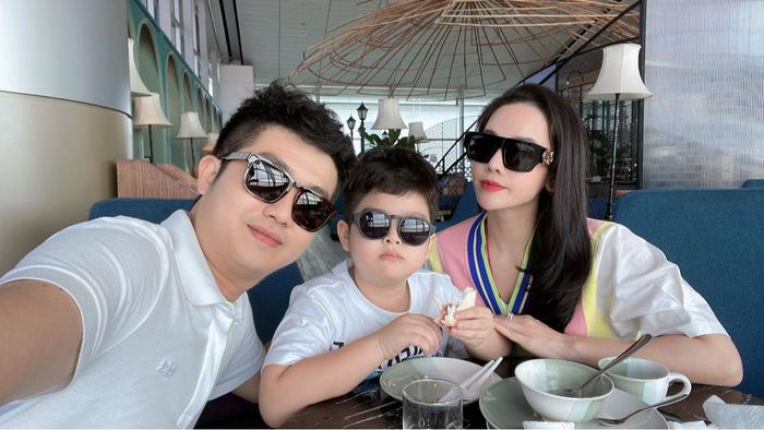 Ảnh hot sao Việt 4/8: Nhật Kim Anh và chồng cũ đưa con đi Singapore