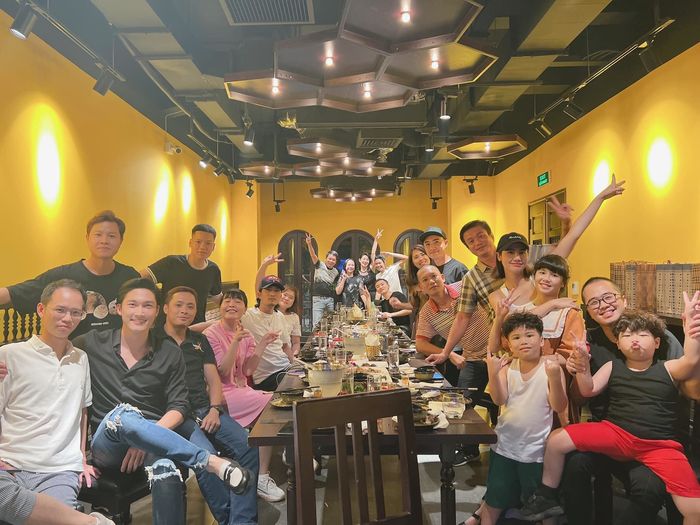 Ảnh hot sao Việt 4/8: Nhật Kim Anh và chồng cũ đưa con đi Singapore