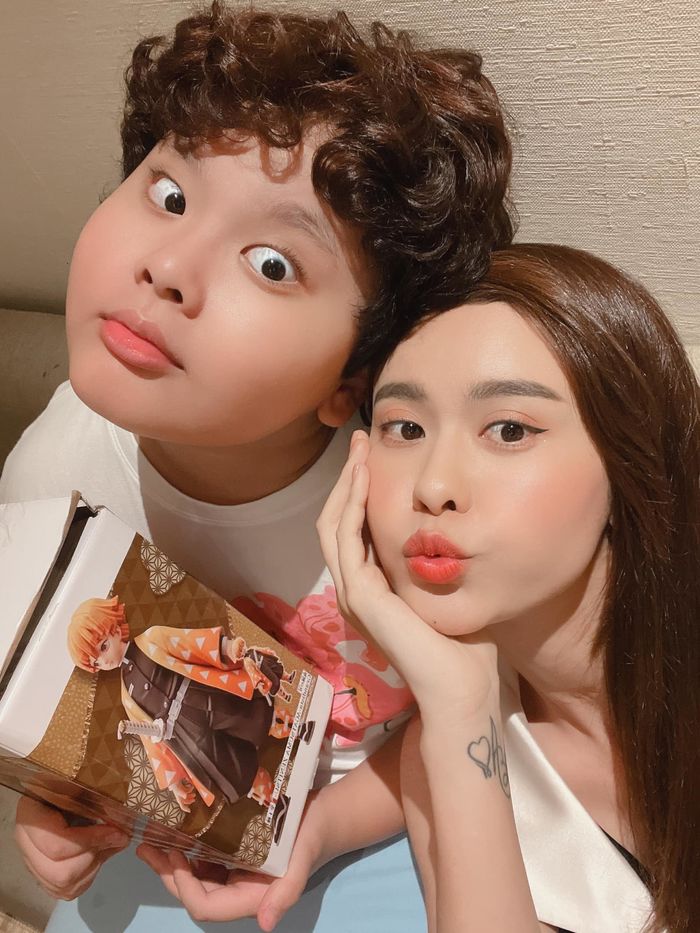 Ảnh hot sao Việt 4/8: Nhật Kim Anh và chồng cũ đưa con đi Singapore