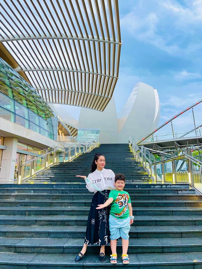 Ảnh hot sao Việt 4/8: Nhật Kim Anh và chồng cũ đưa con đi Singapore