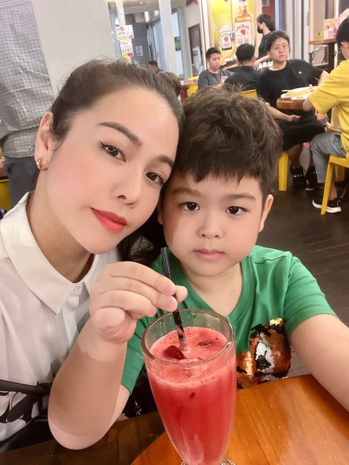 Ảnh hot sao Việt 4/8: Nhật Kim Anh và chồng cũ đưa con đi Singapore