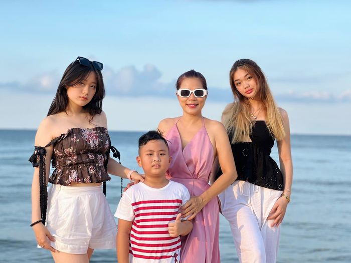Ảnh hot sao Việt 6/8: Phạm Quỳnh Anh đi làm sau 18 ngày sinh