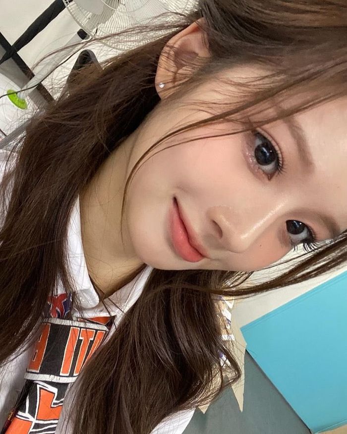Ảnh tốt nghiệp của idol JYP: Tzuyu ngũ quan xinh xắn, nhìn mà mê