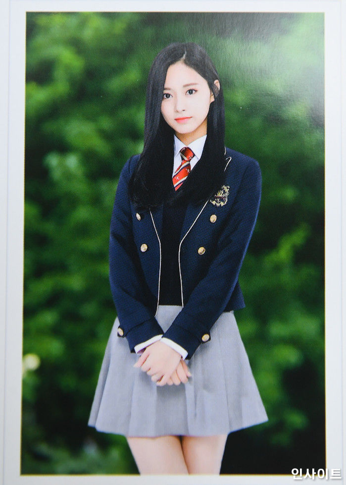 Ảnh tốt nghiệp của idol JYP: Tzuyu ngũ quan xinh xắn, nhìn mà mê
