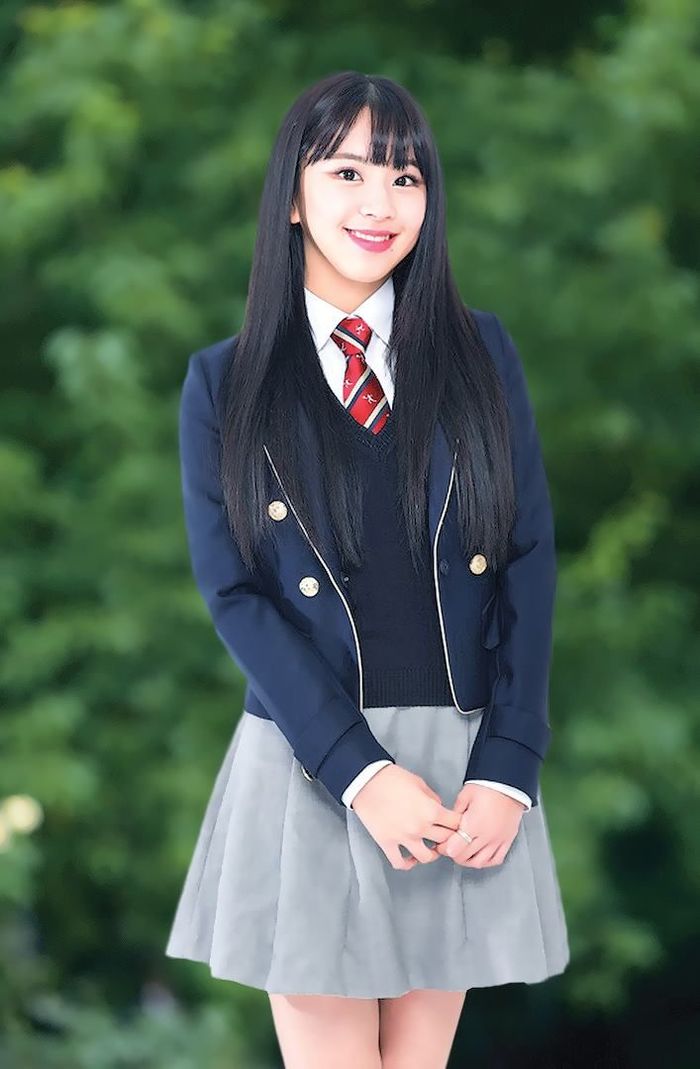 Ảnh tốt nghiệp của idol JYP: Tzuyu ngũ quan xinh xắn, nhìn mà mê