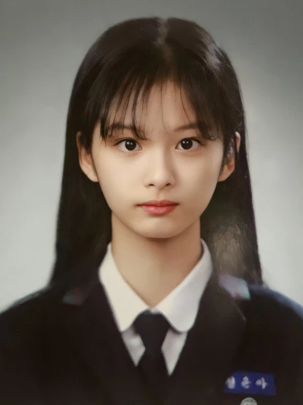 Ảnh tốt nghiệp của idol JYP: Tzuyu ngũ quan xinh xắn, nhìn mà mê