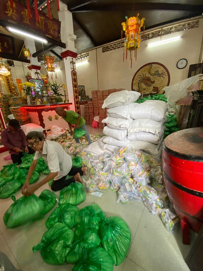 Ảnh hot sao Việt 14/8: Sơn Tùng khoe bố mẹ trẻ măng