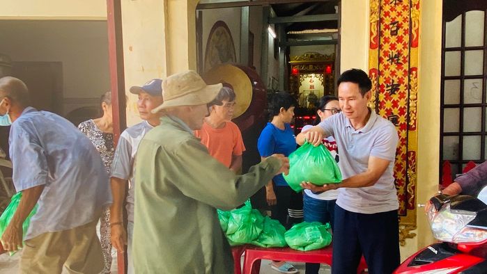 Ảnh hot sao Việt 14/8: Sơn Tùng khoe bố mẹ trẻ măng