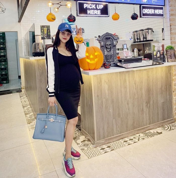 Bà bầu mê đầm ôm của Vbiz: Tiểu tam Karen Nguyễn mỗi ngày một bộ