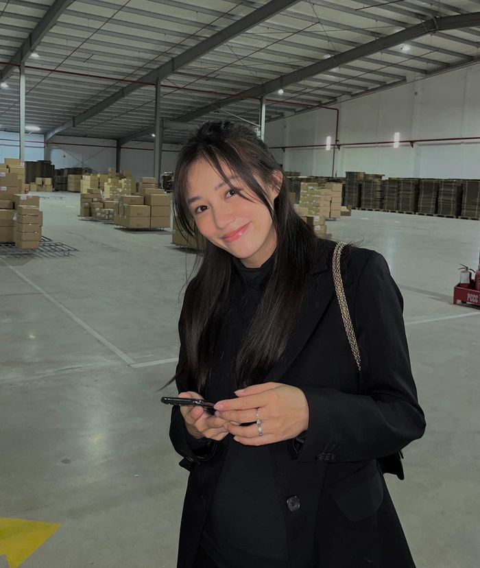 Bà bầu mê đầm ôm của Vbiz: Tiểu tam Karen Nguyễn mỗi ngày một bộ