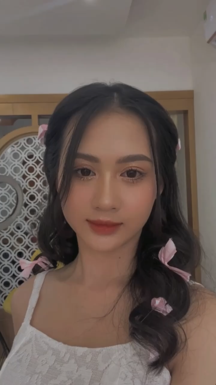 Bạn gái mới Hoài Lâm: Nhỏ hơn nam ca sĩ 8 tuổi, vóc sắc cực chuẩn