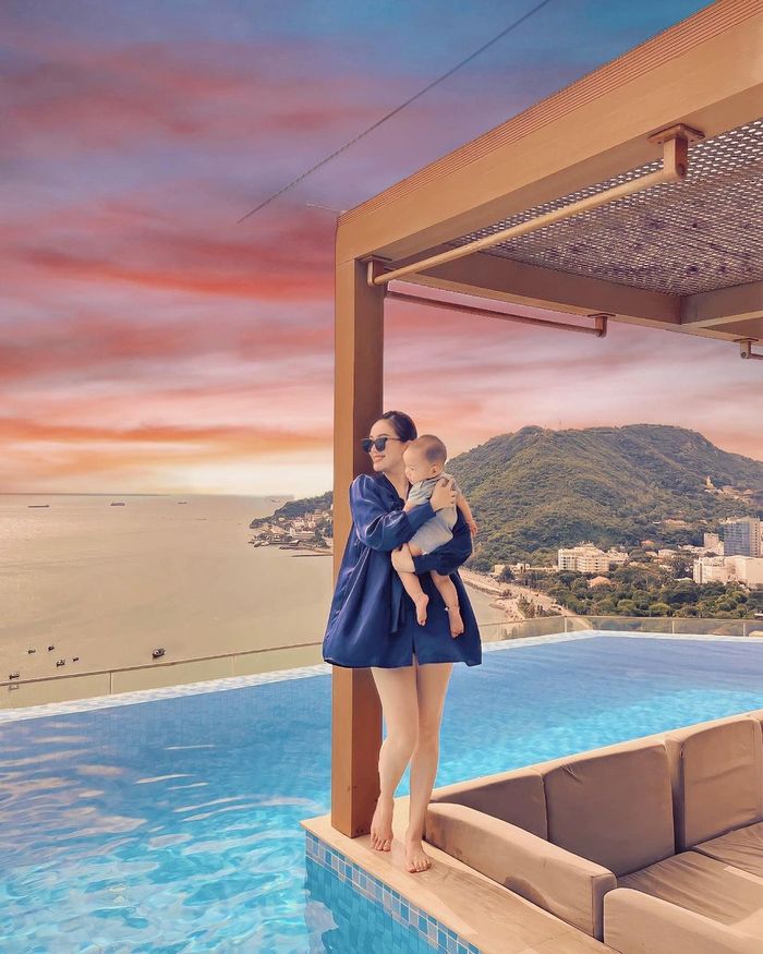 Bảo Thy du lịch toàn view sang chảnh nhưng đi đến đâu cũng gặp mưa