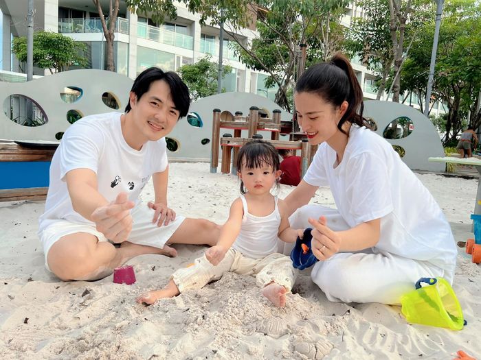 Bắt quả tang bố mẹ tình tứ chụp hình, Winnie mếu máo thấy mà thương
