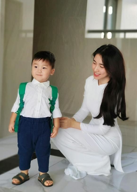 Bé Bo đi học siêu ngoan: Không khóc nhè, biết khoanh tay chào mẹ