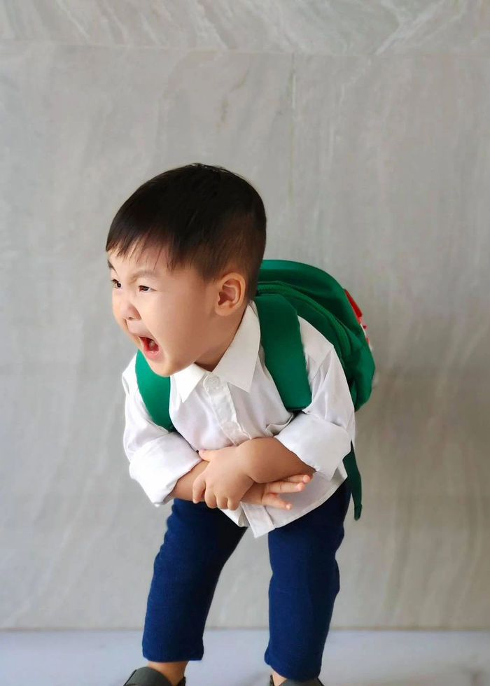 Bé Bo đi học siêu ngoan: Không khóc nhè, biết khoanh tay chào mẹ