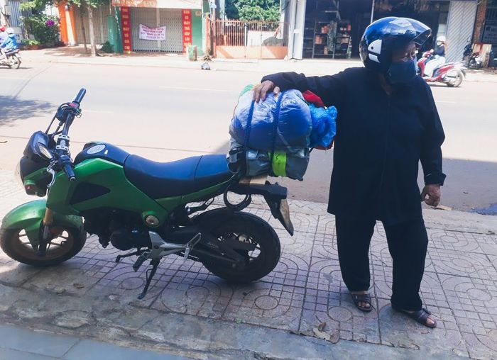 Biết mẹ say xe nhưng thích đi du lịch, cô gái chở mẹ đi phượt 700km