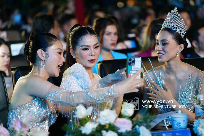 Hội chị em cây khế khi Hà Hồ biểu diễn: Quế Vân lướt điện thoại