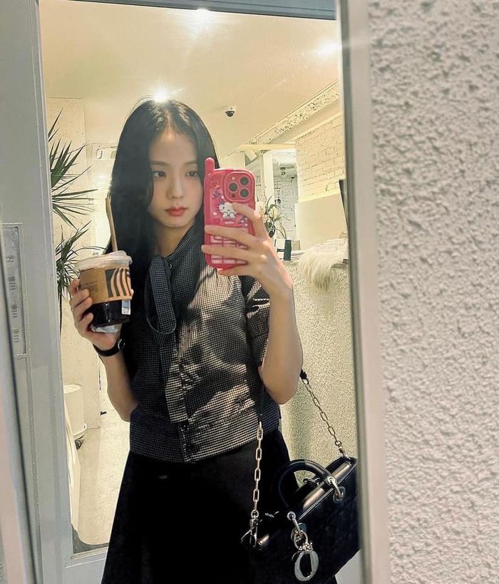 BLACKPINK trước tin comeback: Rosé ngày càng bạo gan khoe body cháy