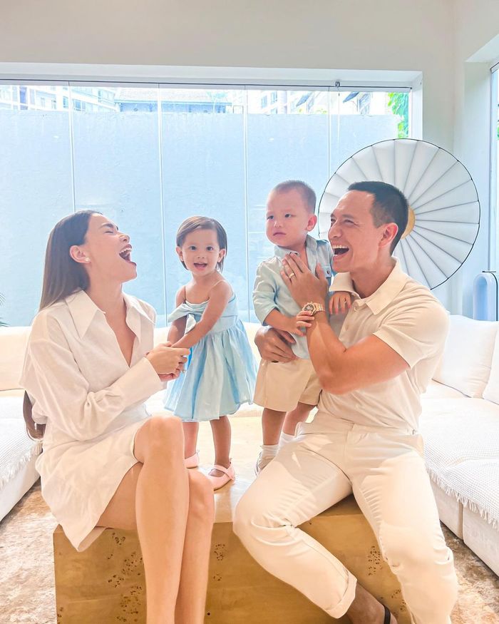 Cả gia đình Hà Hồ lên đồ đi tiệc: Lisa - Leon được dịp tình cảm