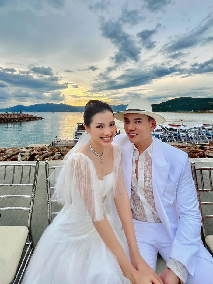 Cặp đôi sao Việt sau đám cưới xa hoa: Minh Hằng làm việc không nghỉ