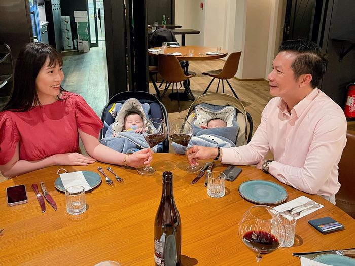 Cặp song sinh của Shark Hưng và vợ trẻ: Cùng bố mẹ du lịch muôn nơi