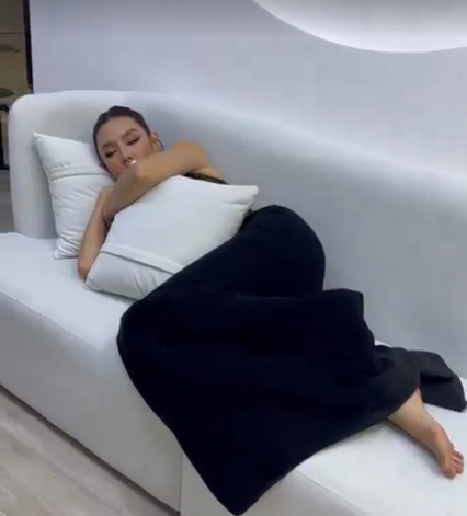 Cật lực chạy show mua nhà cho mẹ, Thùy Tiên ngủ vội thấy mà thương