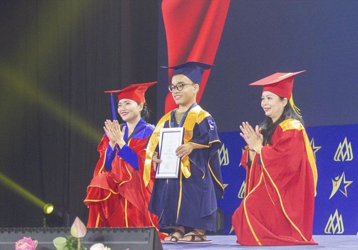 Chàng thủ khoa tí hon và hành động trao bằng bất ngờ của giảng viên