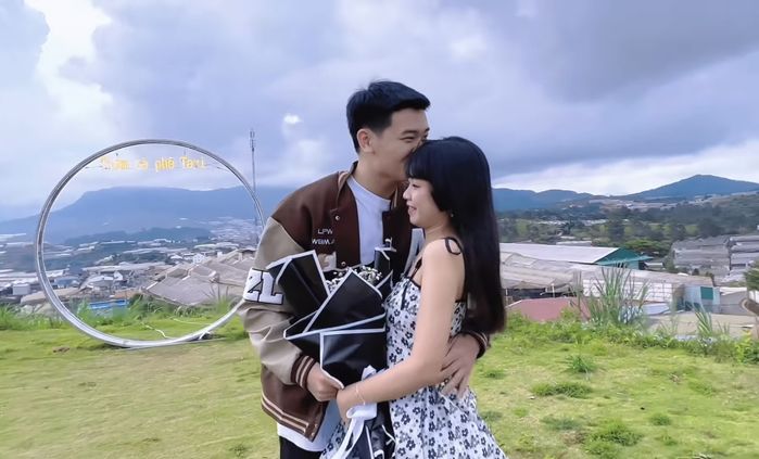 Chàng trai nhảy trên nền nhạc để bất ngờ cầu hôn bạn gái tại Đà Lạt