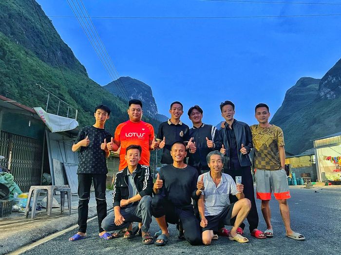 Chàng trai Genz hoàn thành chuyến đi bộ 893 ngày từ Cà Mau - Hà Giang