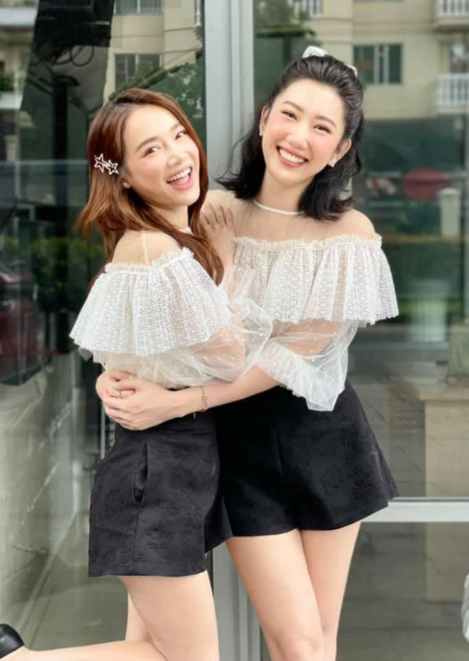 Chị chị em em Thúy Ngân - Nhã Phương: Cứ đi cùng là mặc đồ đôi