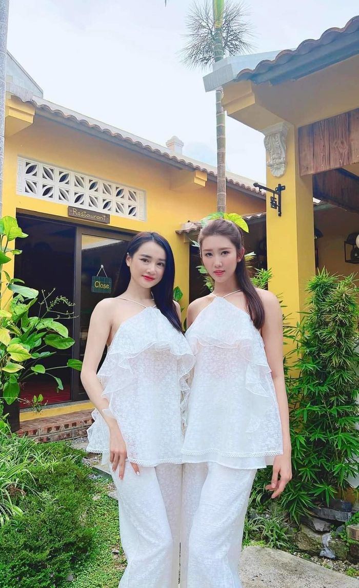Chị chị em em Thúy Ngân - Nhã Phương: Cứ đi cùng là mặc đồ đôi