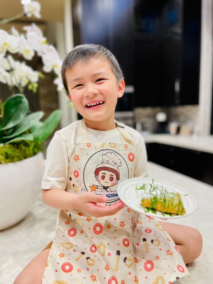 Chỉ mới 5 tuổi, rich kid nhà Đan Trường đã phụ mẹ việc nhà thuần thục