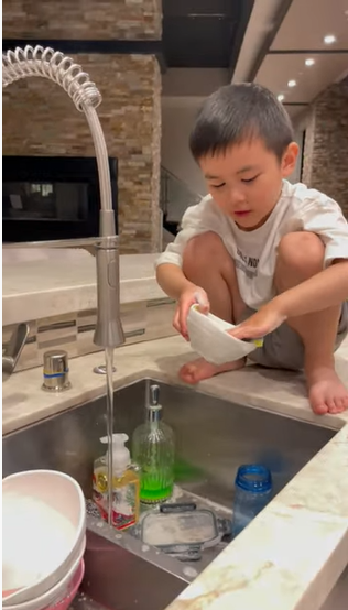 Chỉ mới 5 tuổi, rich kid nhà Đan Trường đã phụ mẹ việc nhà thuần thục